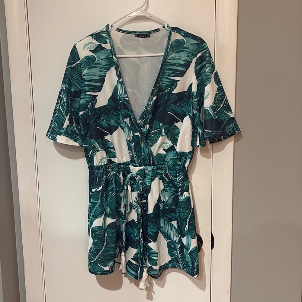 Green palm leaf romper size large never worn brand new
